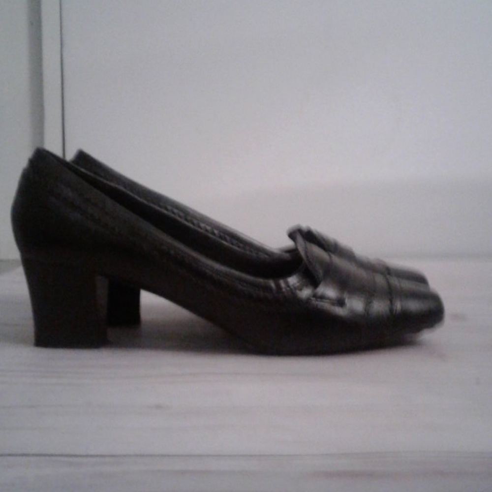 Black  leather shoes by Bella Sila for women